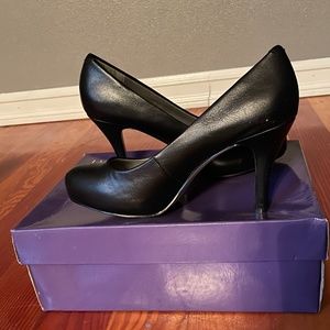 Black pumps